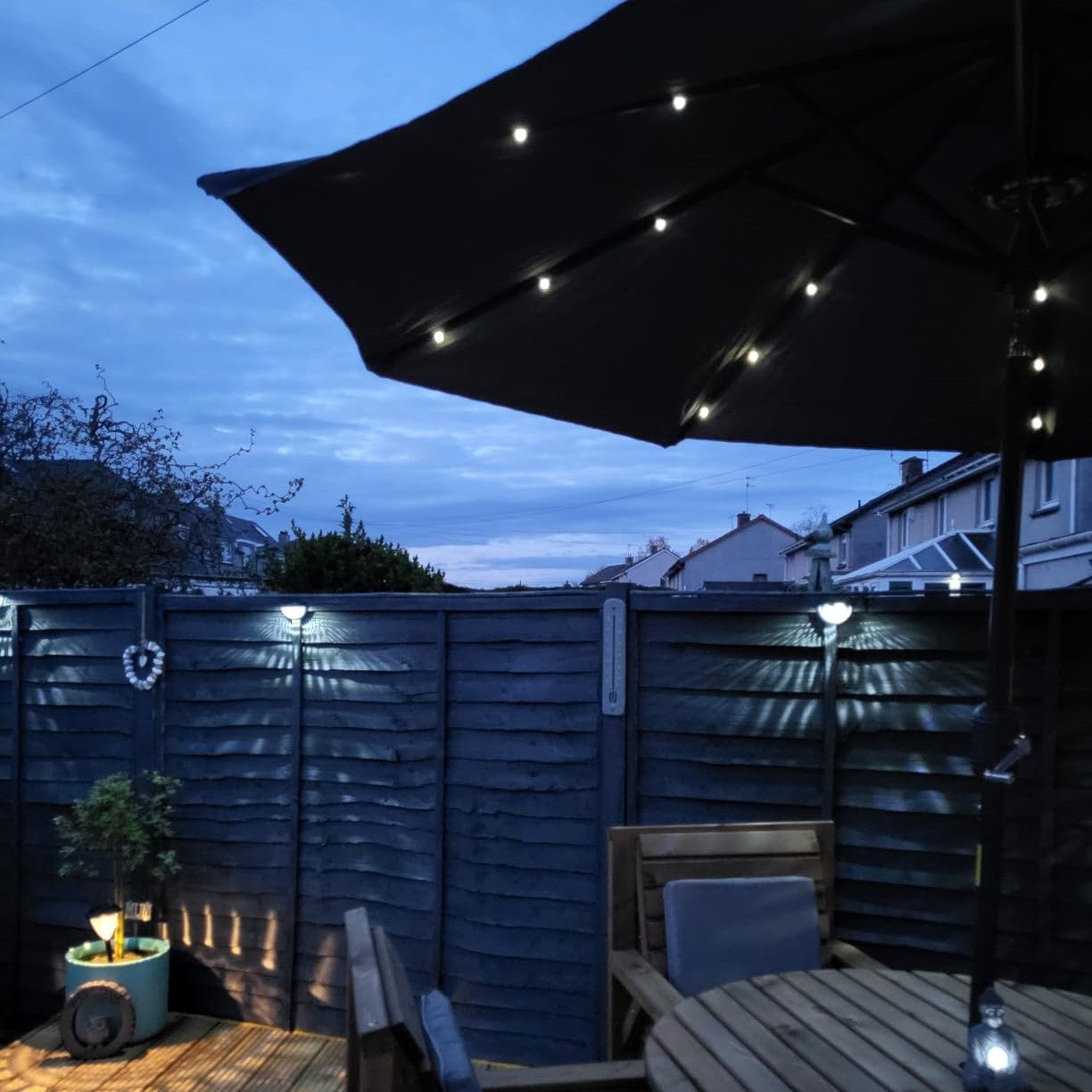 Outsunny 2.7m Patio Garden Umbrella Outdoor Parasol with Tilt Crank and 24 LEDs Lights (Grey)