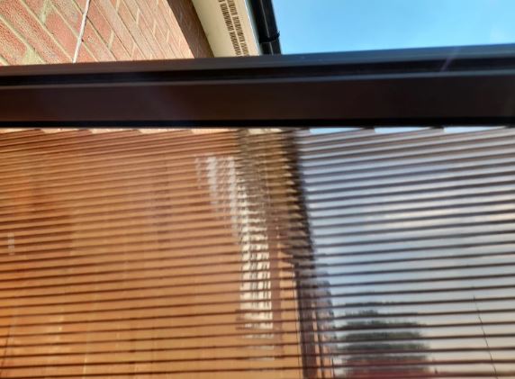 4m x 3m Wall Mounted Aluminium Pergola with Polycarbonate Roof – Outdoor Hardtop Patio Shelter with Curtains